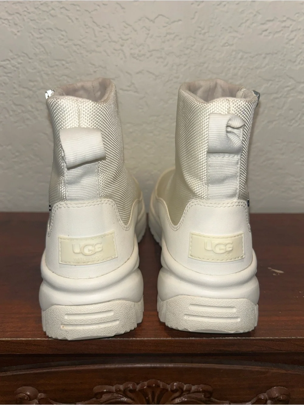 UGG Women's White Yose Zip Fleece Lined Snow Boots Size 7